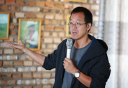 身陷漩渦俞敏洪，股價腰斬新東方