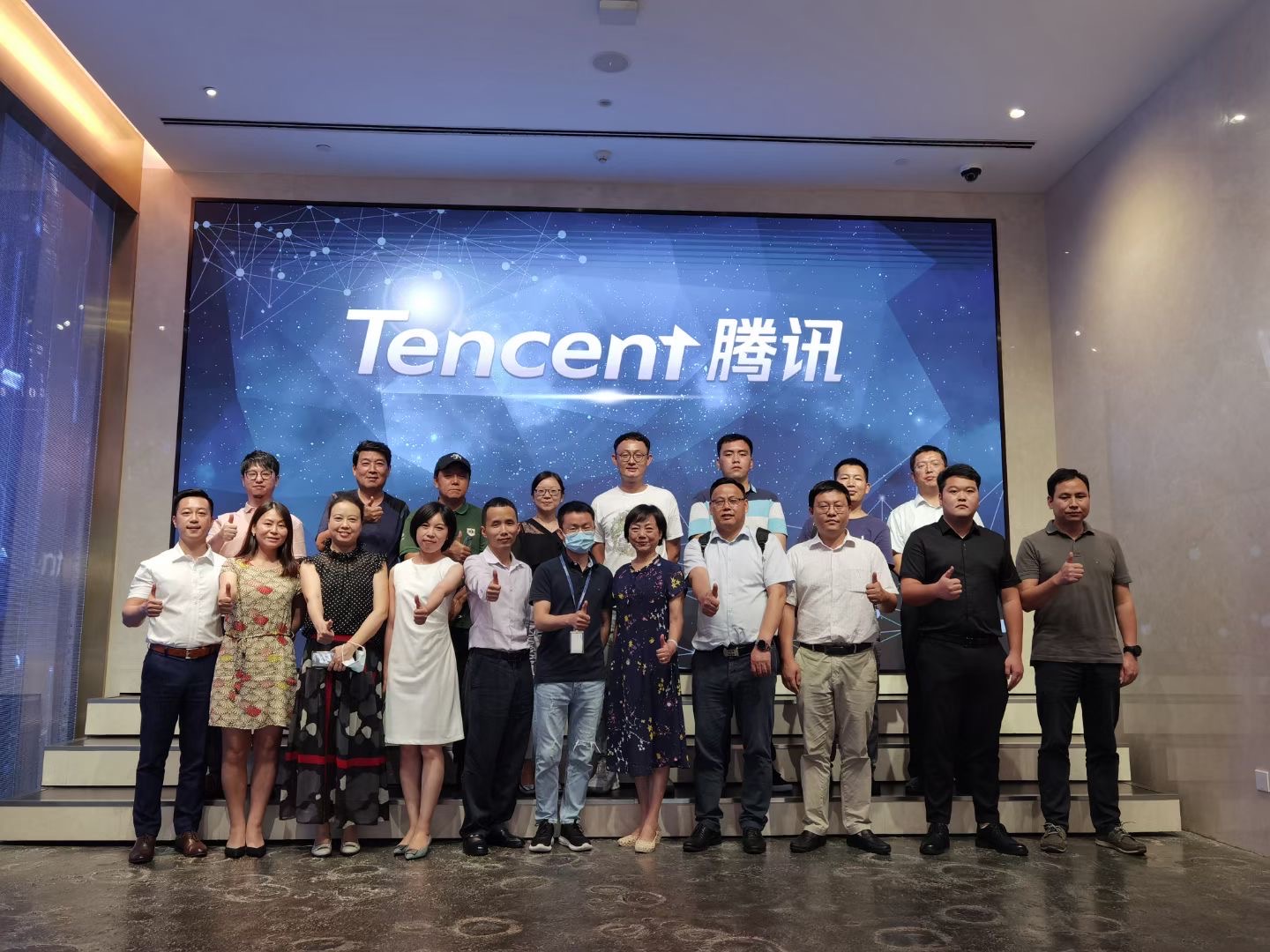 投資家網率政府考察團走進互聯網巨頭企業——騰訊公司