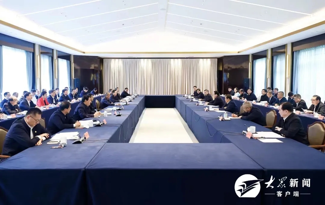 兩省在杭州召開工作交流座談會。易煉紅代表浙江省委、省政府和全省人民對山東省黨政代表團的到來表示歡迎，并向山東給予浙江改革發展的大力支持幫助表示感謝。他說，山東是文化大省、經濟大省、開放大省、貿易大省，這些年來始終牢記殷殷囑托，錨定“走在前、開新局”，深入實施“三個十大”行動，努力塑造“十個新優勢”，中國式現代化山東實踐邁出堅實步伐，取得了顯著成績、創造了許多經驗。山東服務全國大局、打造齊魯樣板的責任擔當，加快轉型升級、擦亮工業名片的決心魄力，深化對外開放、積蓄發展勢能的格局視野，深耕人文沃土、踐行文化“兩創”的創新舉措值得浙江學習借鑒。浙江和山東交流交往源遠流長，經濟互補性強、協同聯動性高，有著扎實合作基礎。當前，浙江正深入學習貫徹考察浙江重要講話精神，全力推動“八八戰略”走深走實，努力在奮進中國式現代化新征程上勇當先行者、譜寫新篇章。我們愿與山東攜手發揮各自比較優勢、共創發展勝勢，進一步深化區域協同合作、科技創新合作、產業發展合作、對外開放合作、文旅交流合作，不斷發揮互補優勢、做深互動文章、放大互利成果，以浙魯深層次交流、高質效 合作為中國式現代化建設作出更大貢獻。