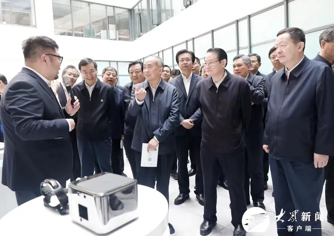 強腦科技創始人兼CEO韓璧丞介紹腦機接口科技產品