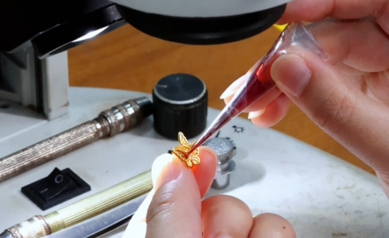 周大生首創熒光琺瑯工藝：好看的皮囊和閃光的內在，TA都有！